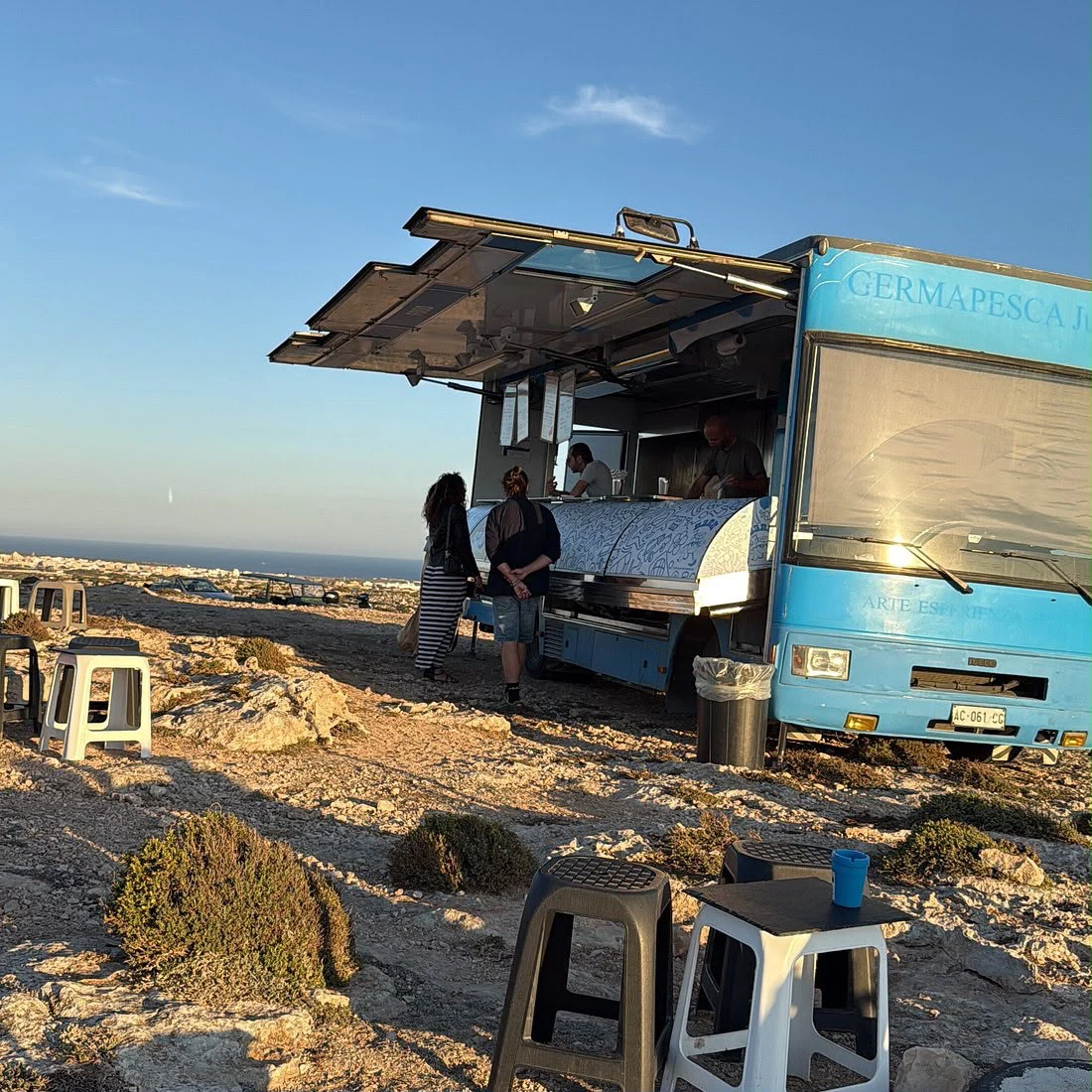 Il bancone del camion Bar H affacciato sul mare